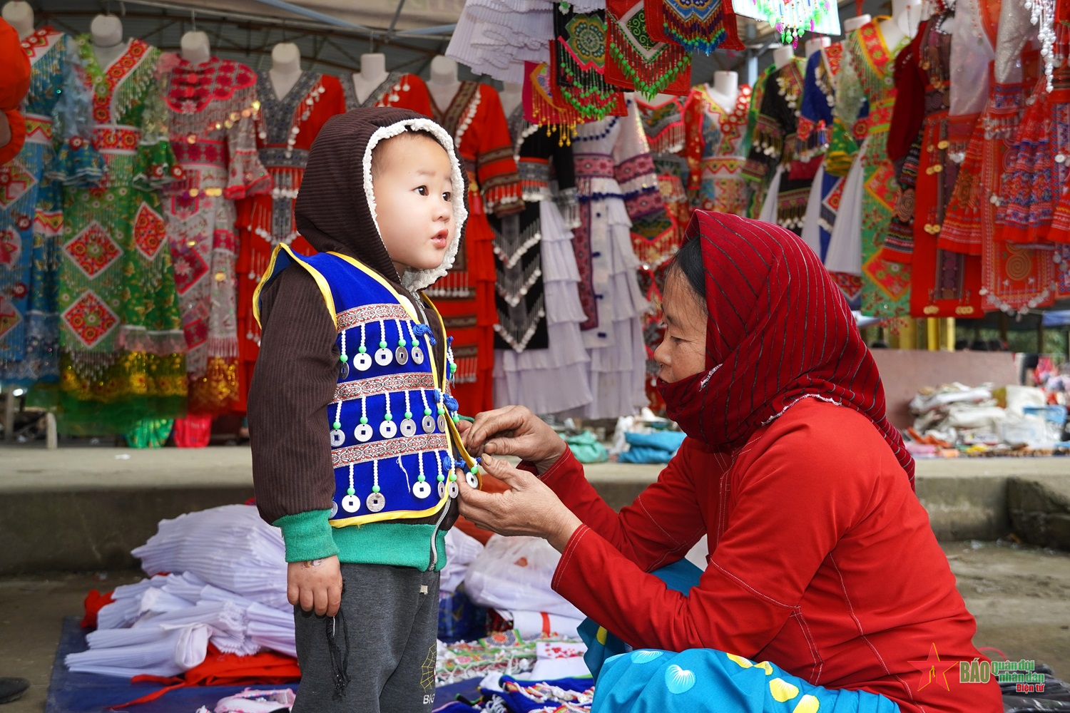 Nhộn nhịp phiên chợ miền biên giới ngày cuối năm